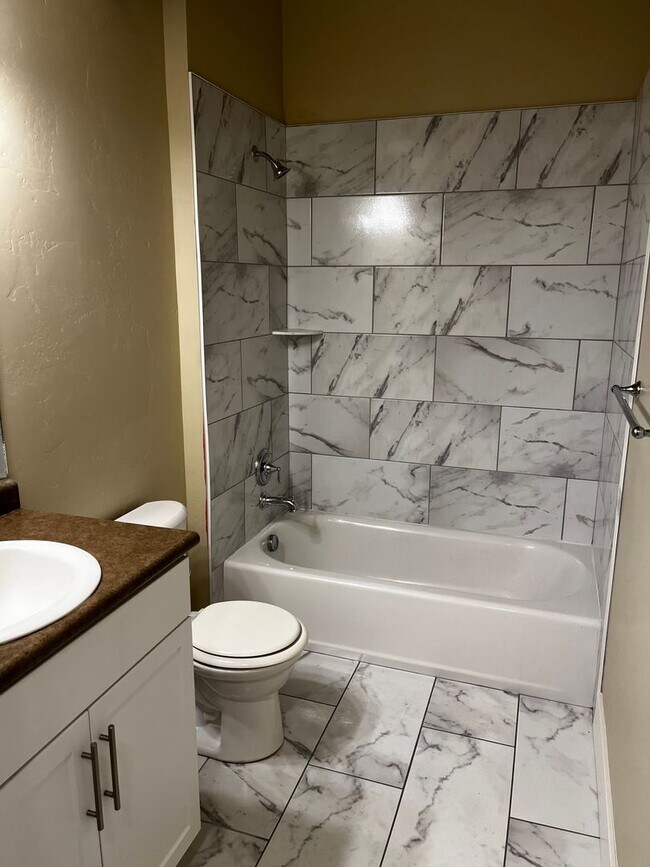 Building Photo - GORGEOUS Downtown Unit!!!