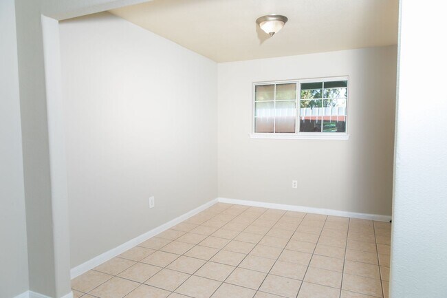 Building Photo - 815 Tidwell Rd