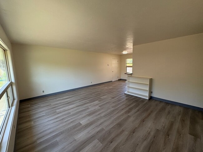 Building Photo - 2 Bedroom Near Harlow