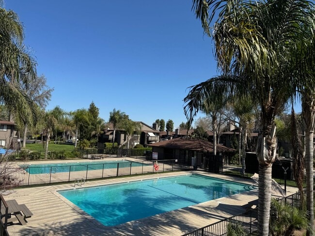 Building Photo - 1190 S Winery Ave