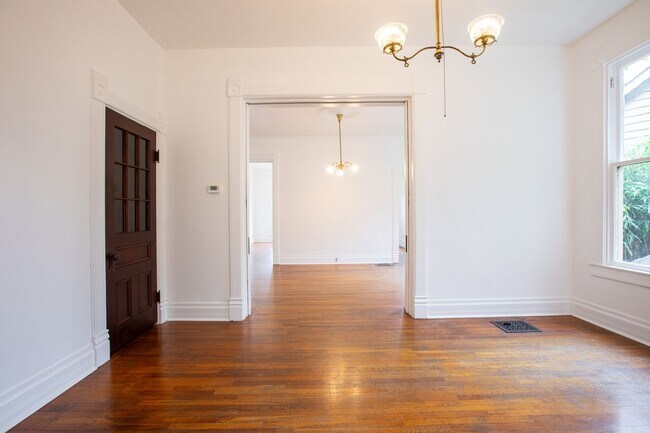 Building Photo - 1940-1946-1946 SW Market St Dr