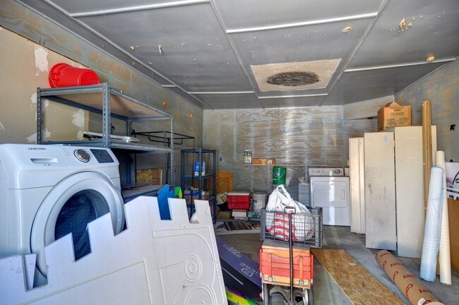 Building Photo - 2219 Refugio Ave