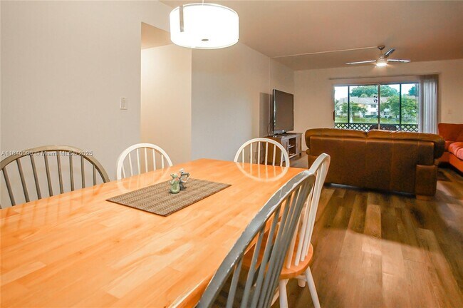 Building Photo - 407 Gardens Dr