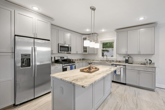 Building Photo - 7900 Heritage Dr