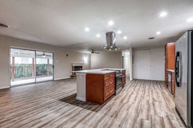 Building Photo - 511 E Hathaway Dr