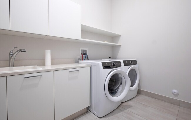 Building Photo - 5663 Brookfield Cir