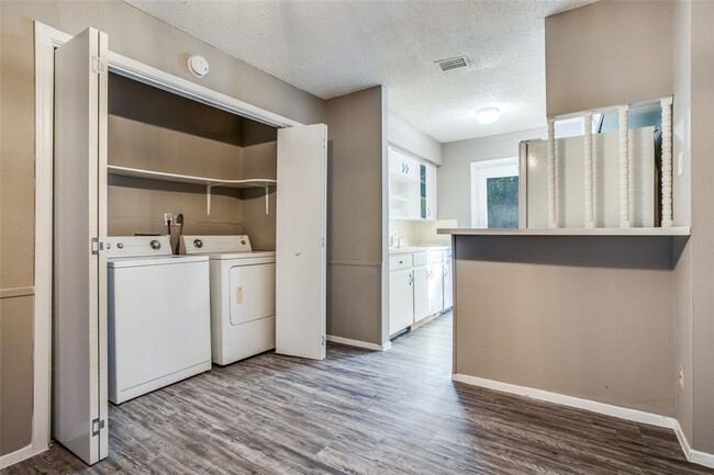 Building Photo - 607 Thrush Ave