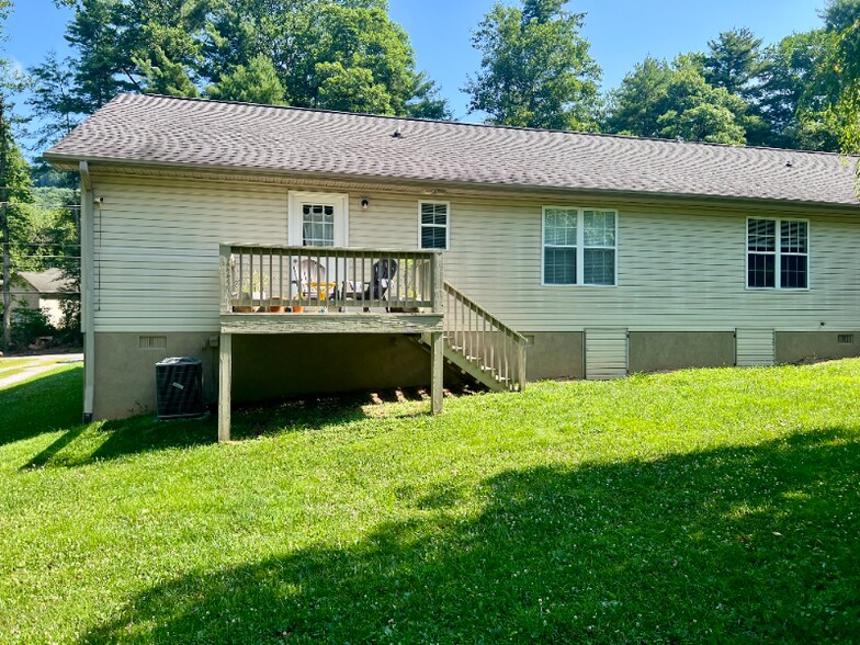 Building Photo - 523 Stoney Mountain Rd