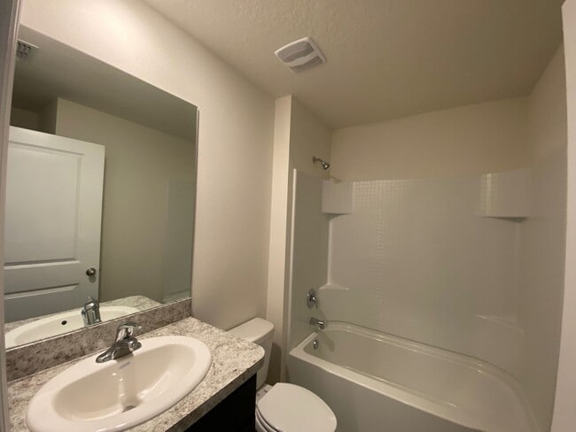 Building Photo - Desirable Lake Diamond Subdivision 3/2/2 **Won't Last**