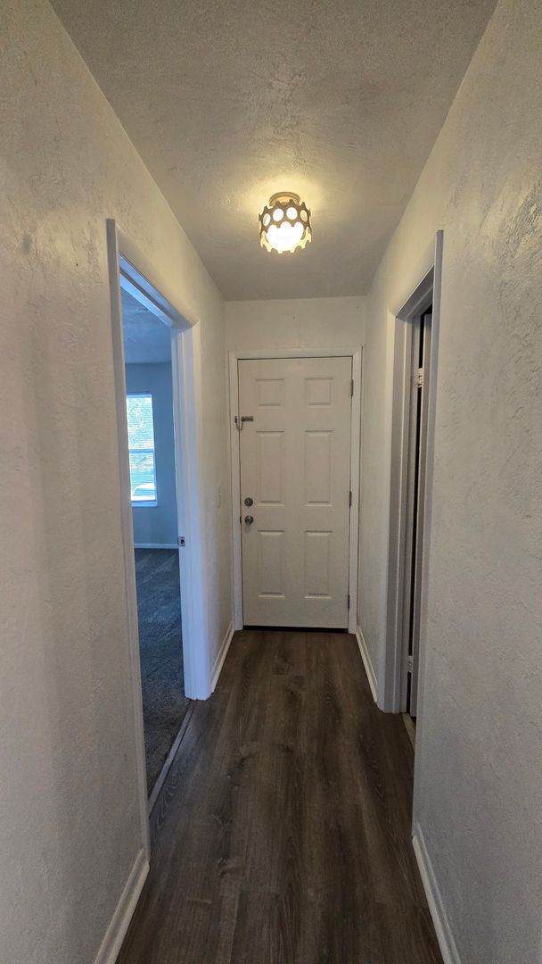 Building Photo - 3 bedroom 2 bath 2nd floor condo