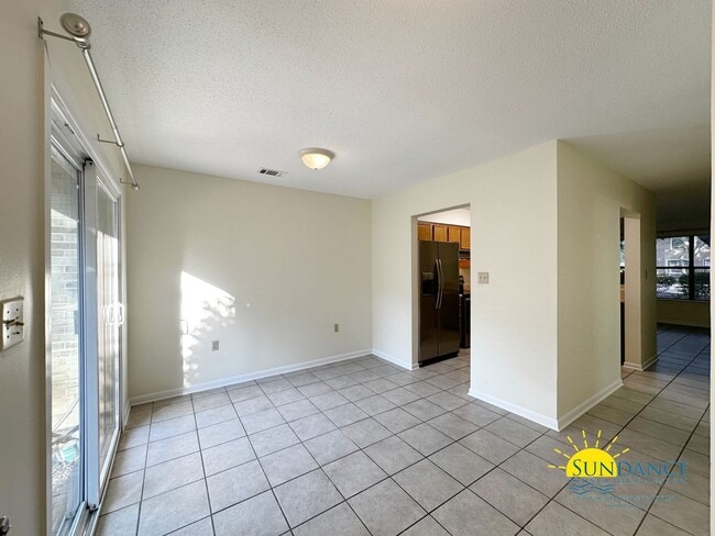 Building Photo - Centrally Located Townhouse with a Communi...