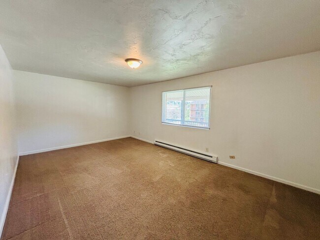 Building Photo - 2 Bedroom, 1 Bath Apartment