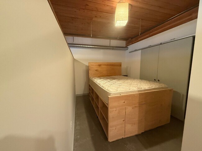 Building Photo - Veer Lofts Condominiums - South Lake Union