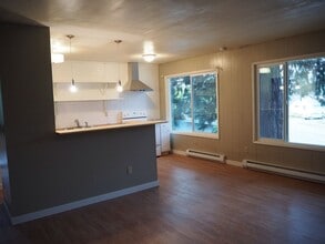 Building Photo - Updated, upstairs 2-bdrm/1-bath triplex apt—On-site w/d, off-street parking, near downtown St. Johns