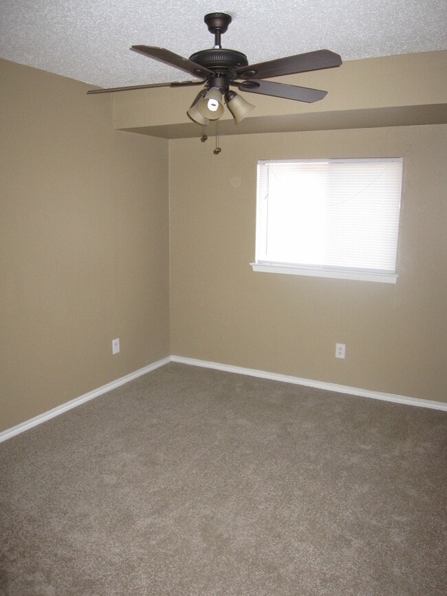 Building Photo - 2805 W Ferndale Ln