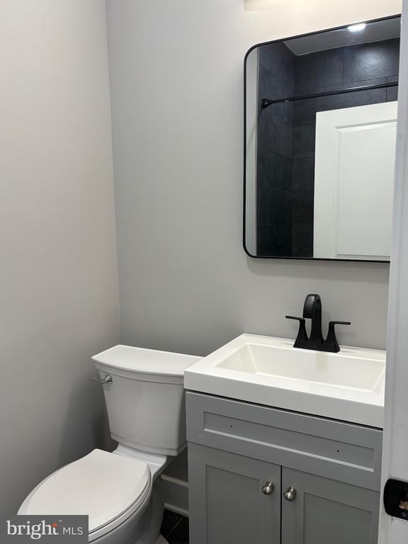 Building Photo - 2840 W Girard Ave