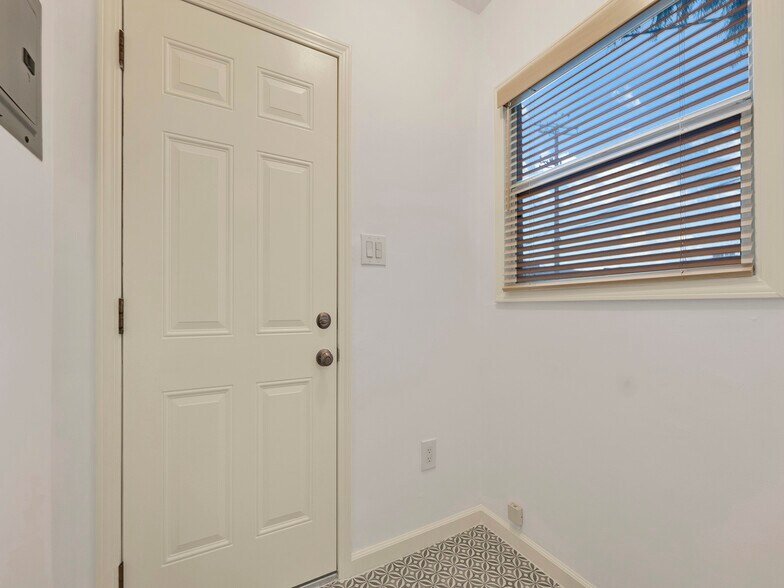 Building Photo - 2677 Rich St