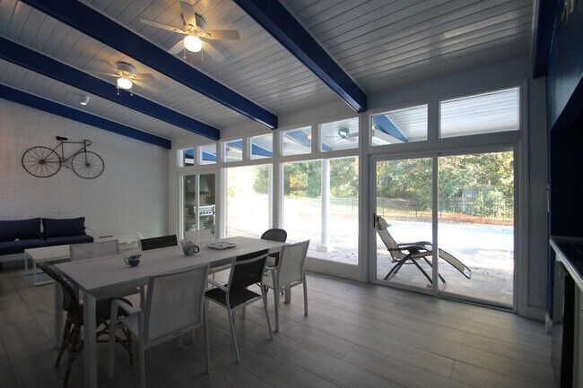 Building Photo - 421 Lakeside Dr