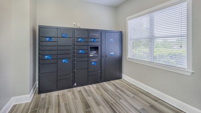 Building Photo - 200 Edinborough Dr