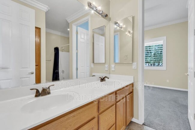 Building Photo - 1811 W Maplewood Pl