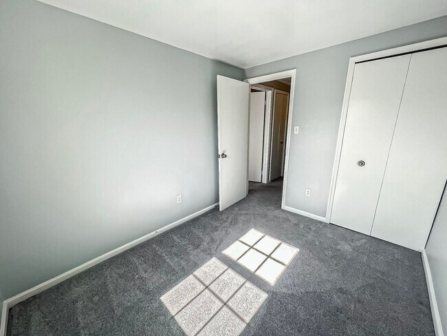 Building Photo - Sunny And Delightful 3 Bed 2.5 Bath Interior Townhome In Refreshing Newgate