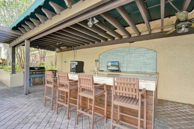 Building Photo - 520 SE 5 Ave