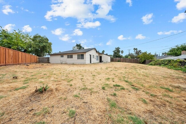 Building Photo - Charming 3BR, 1BA House with Private Backyard