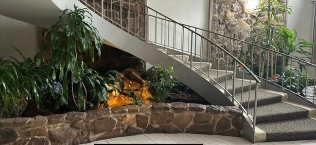 Building Photo - 16 E Old Willow Rd