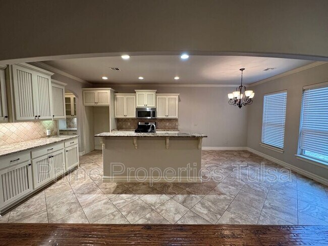 Building Photo - 2016 E 135th St S