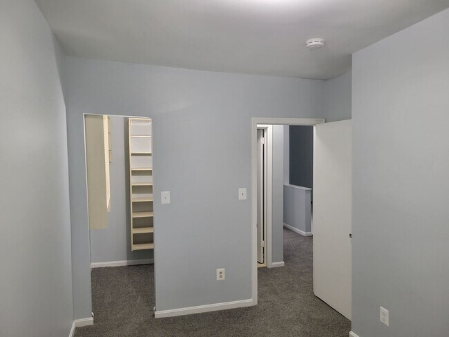 Building Photo - Spacious 3 BR/2 BA Townhome  in Greenway!