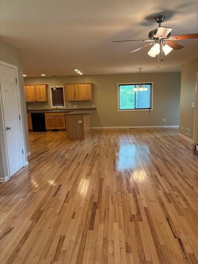Building Photo - 2 Story Colonial - 3 bdrm/2 bath - LARGE YARD