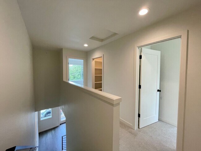Building Photo - Sellwood-Moreland 2 Bedroom 2.5 Bath BRAND NEW Condo Convienent to OHSU~ Includes A/C and Washer ...