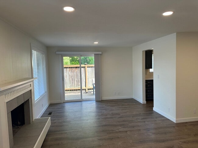 Building Photo - Beautifully updated 3 bedroom 1.5 bath dup...