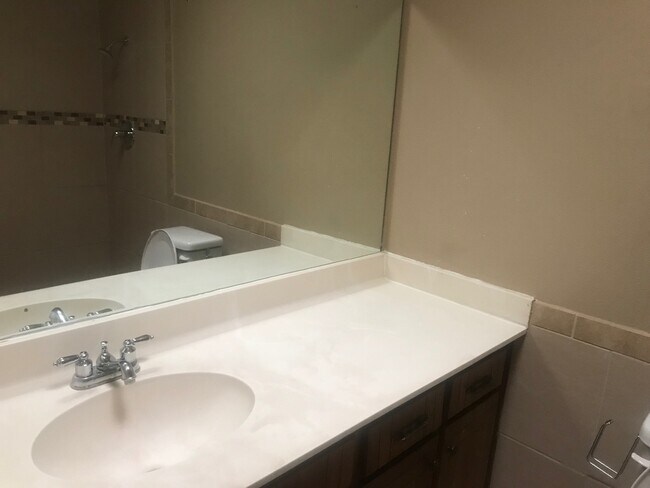 Building Photo - Centrally located 3 bedroom condo