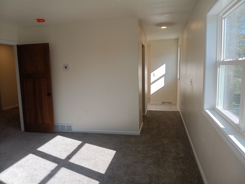 Building Photo - 811 N State St