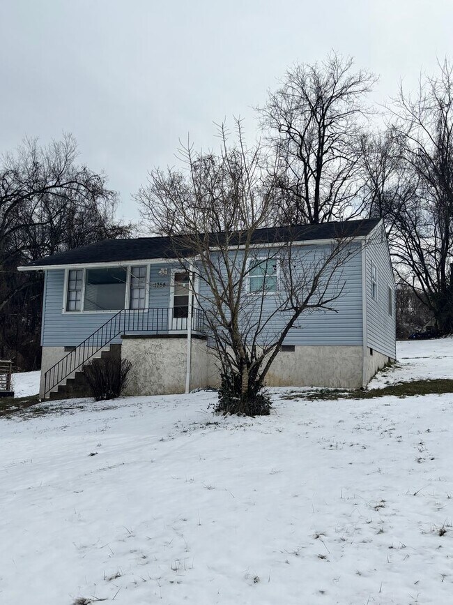 Building Photo - Cottage Minutes from Downtown and UT Campus!