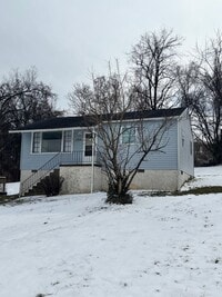 Building Photo - Cottage Minutes from Downtown and UT Campus!