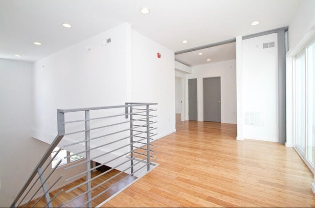 Building Photo - 534 E Girard Ave
