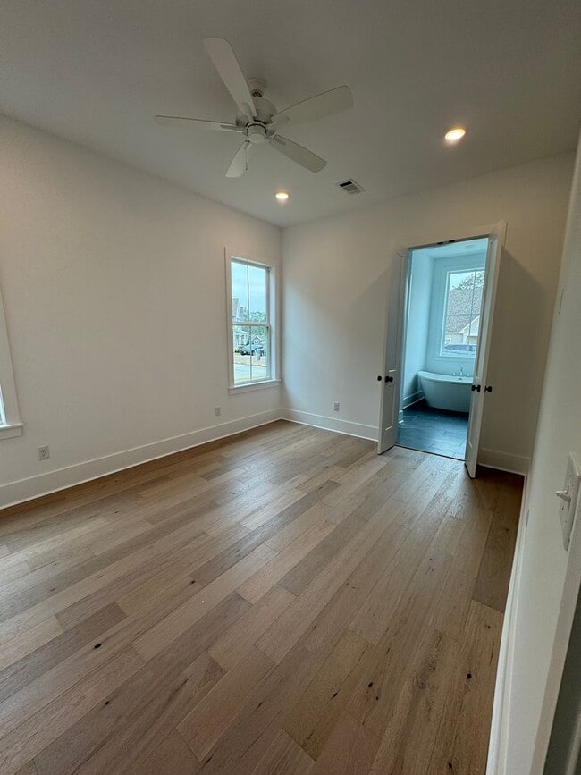 Building Photo - Belmont 1221