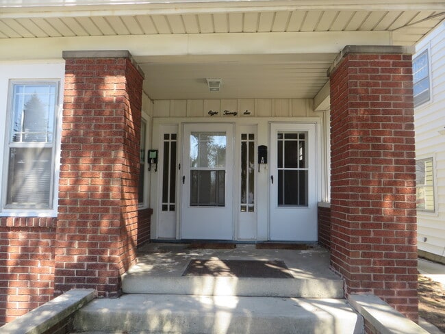 Building Photo - 826 Nuttman Ave