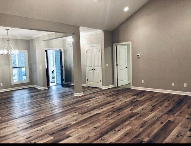Building Photo - Stunning Home in Rose Hill! $1,000 October...