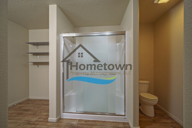Building Photo - 3 Bedroom 2 Bathroom Home with Attached 2 ...