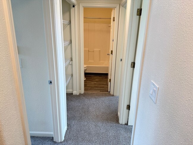Building Photo - Updated 3-bedroom 1.5 bath duplex in Eugene!