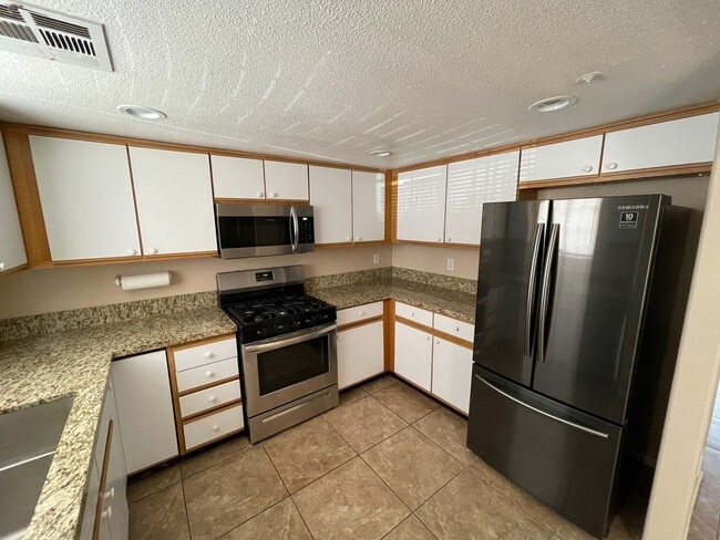 Building Photo - Clean 3 Bedroom 2 Bath