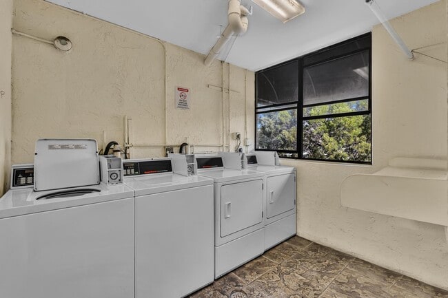 Building Photo - 2701 Riverside Dr