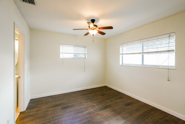 Building Photo - Stylish 2-Bedroom FL Retreat