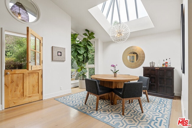 Building Photo - 942 Superba Ave