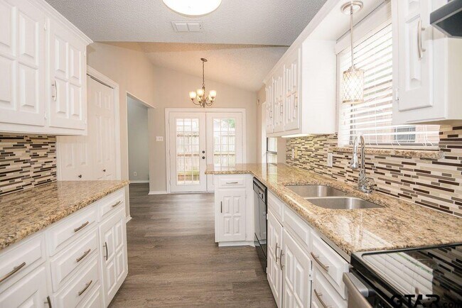 Building Photo - 5811 Hollytree Dr