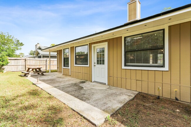 Building Photo - Charming 3 Bedroom Single Family Home in J...