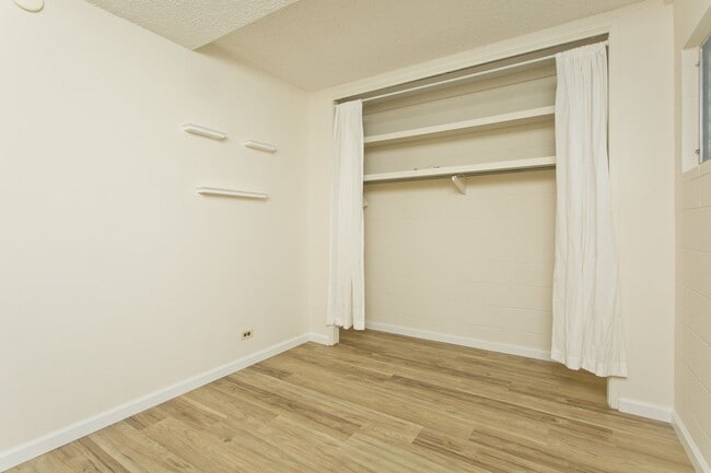 Building Photo - Punahou-Wilder Unit 803 - 2 BD 1 BA w/ Lanai KEY SCURED BUILDING